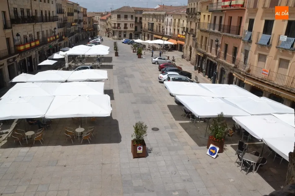 Foto 8 - La Plaza Mayor contin&uacute;a recobrando vida con el despliegue de m&aacute;s terrazas  