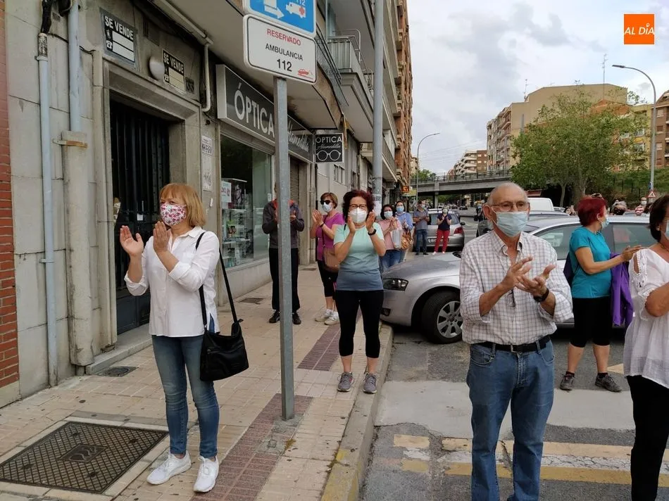 Foto 10 - Salamanca se suma al aplauso reivindicativo en defensa de los profesionales sanitarios