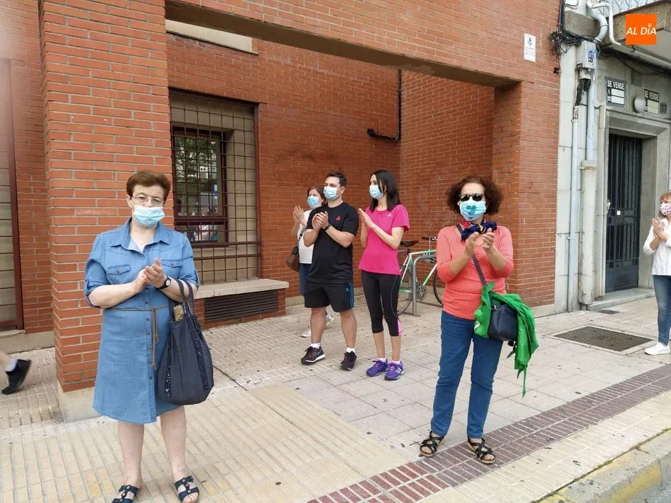 Foto 9 - Salamanca se suma al aplauso reivindicativo en defensa de los profesionales sanitarios