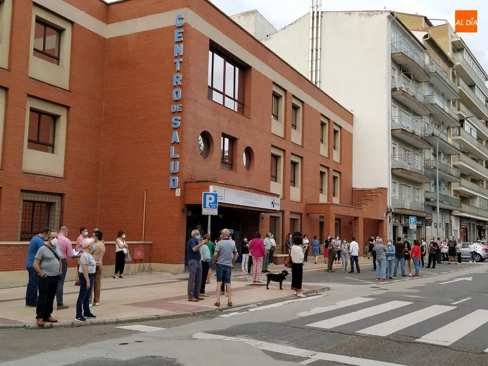 Foto 7 - Salamanca se suma al aplauso reivindicativo en defensa de los profesionales sanitarios