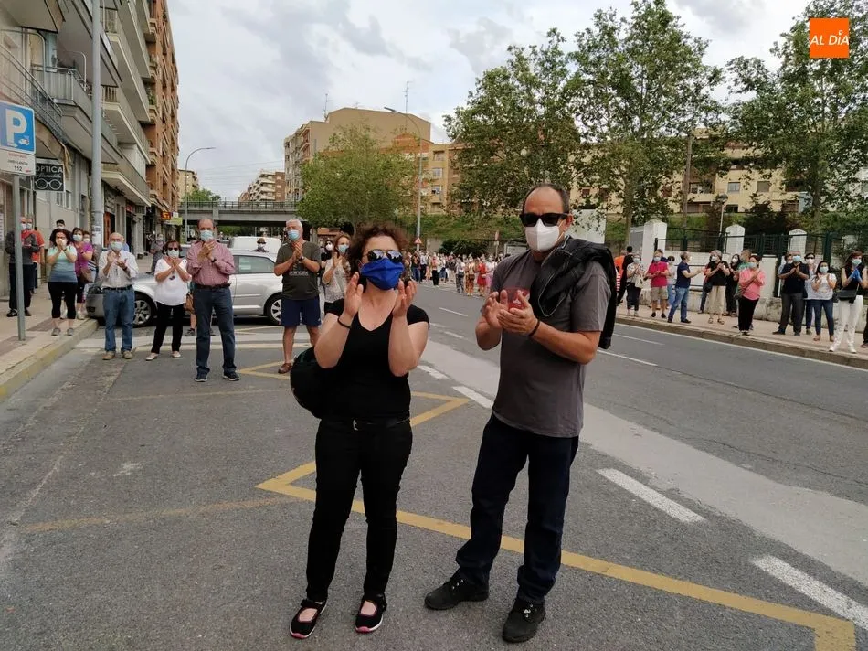 Foto 5 - Salamanca se suma al aplauso reivindicativo en defensa de los profesionales sanitarios