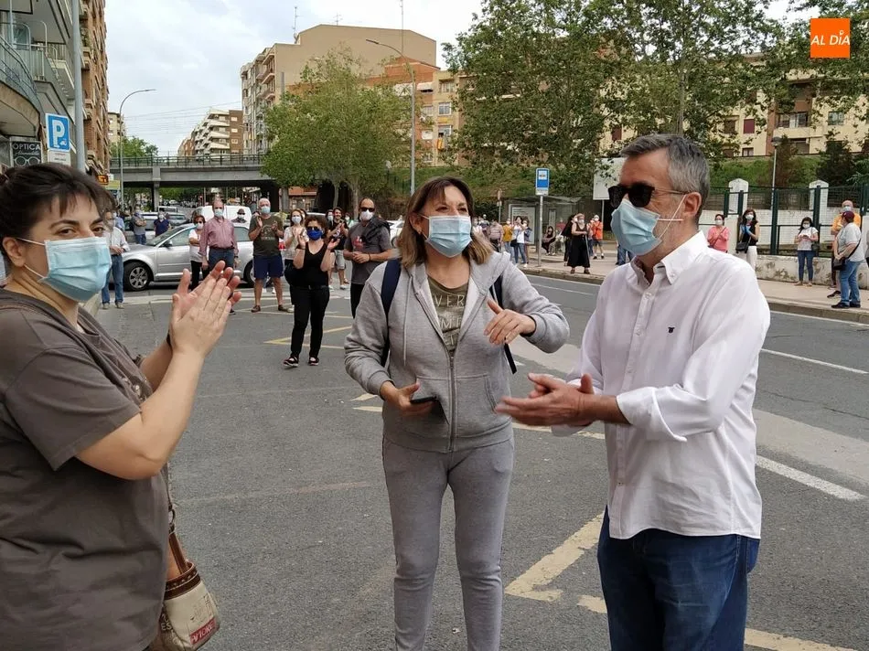 Foto 4 - Salamanca se suma al aplauso reivindicativo en defensa de los profesionales sanitarios