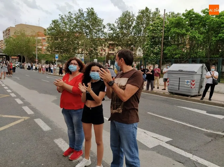 Foto 3 - Salamanca se suma al aplauso reivindicativo en defensa de los profesionales sanitarios