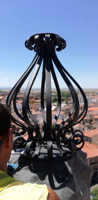 Foto 8 - FOTOS: As&iacute; fue la colocaci&oacute;n de la veleta y el pararrayos en la torre de la iglesia parroquial&nbsp;