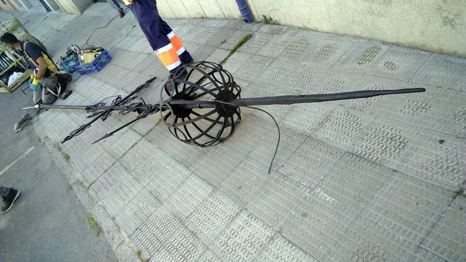 Foto 2 - FOTOS: As&iacute; fue la colocaci&oacute;n de la veleta y el pararrayos en la torre de la iglesia parroquial&nbsp;
