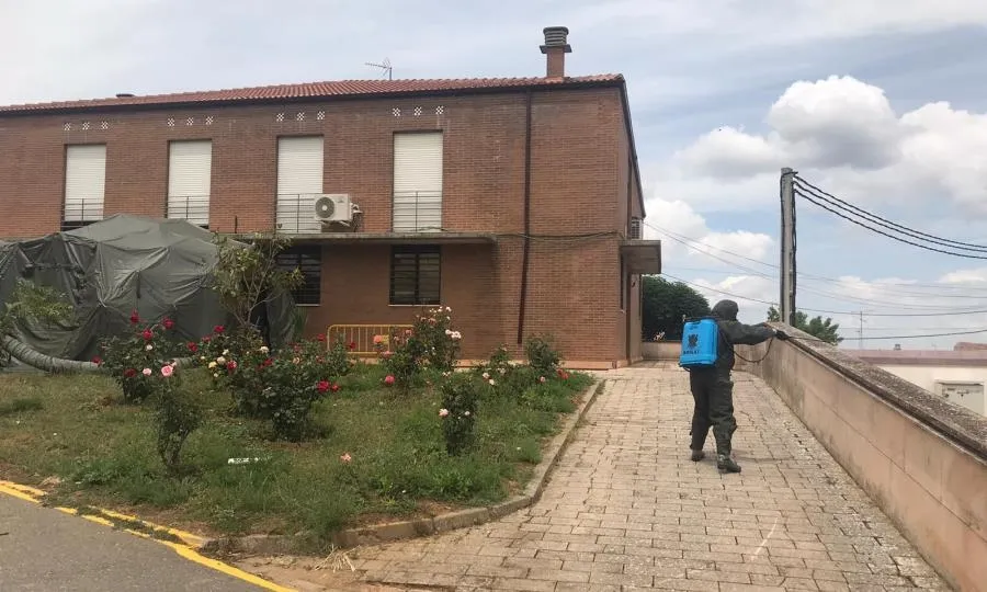 Efectivos del Ejército de Tierra desinfectando centros sanitarios de la provincia de Salamanca
