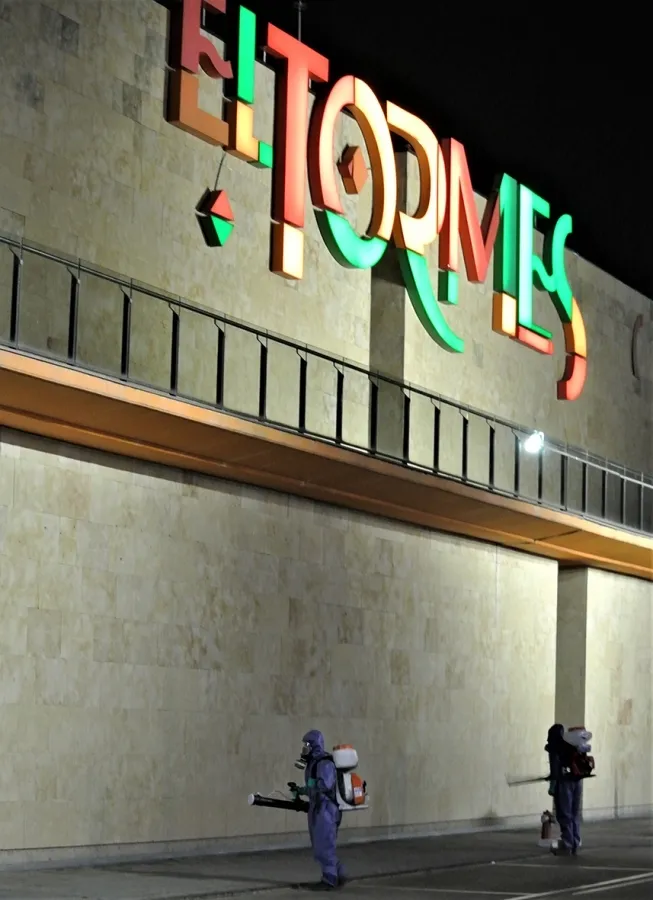 Foto 4 - Desinfecci&oacute;n total de las instalaciones del Centro Comercial El Tormes para su puesta a punto