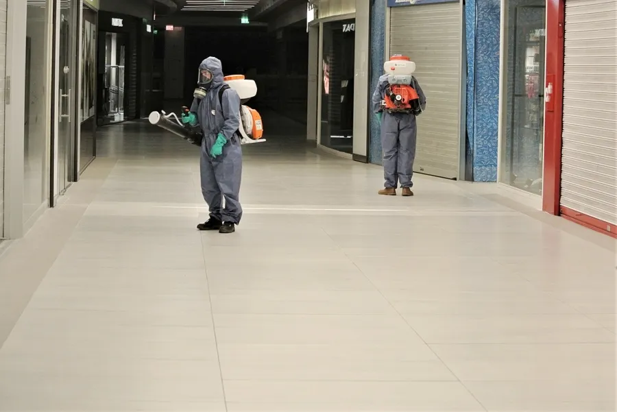 Foto 8 - Desinfecci&oacute;n total de las instalaciones del Centro Comercial El Tormes para su puesta a punto