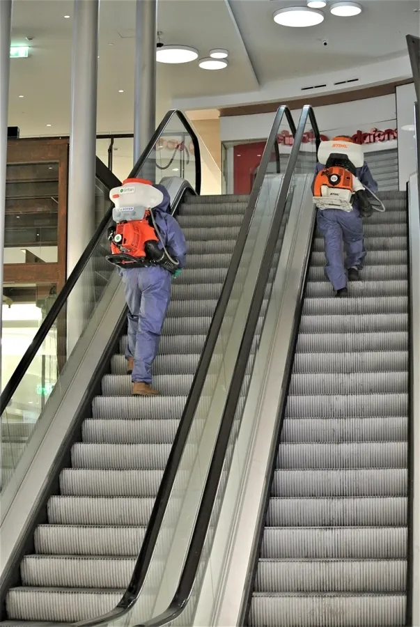 Foto 3 - Desinfecci&oacute;n total de las instalaciones del Centro Comercial El Tormes para su puesta a punto