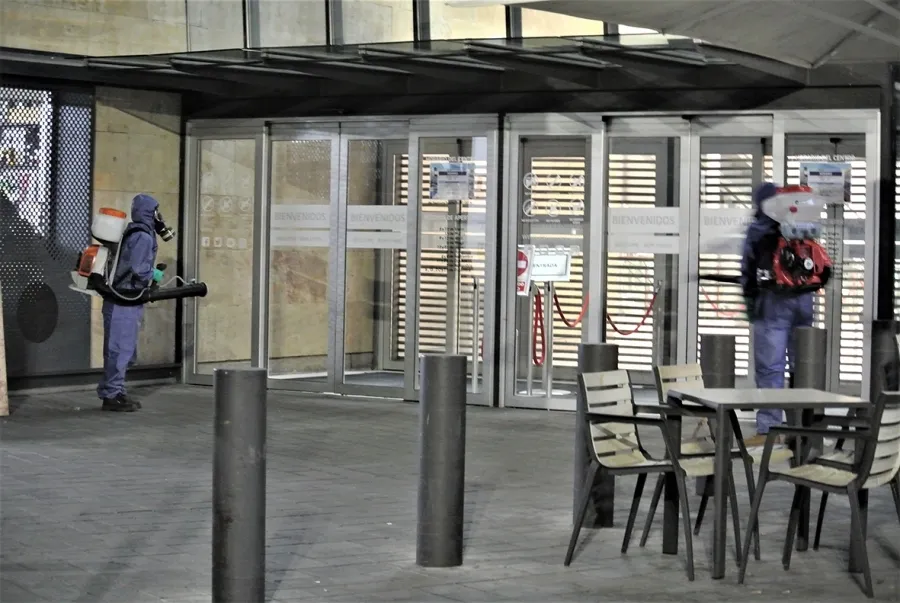 Foto 2 - Desinfecci&oacute;n total de las instalaciones del Centro Comercial El Tormes para su puesta a punto