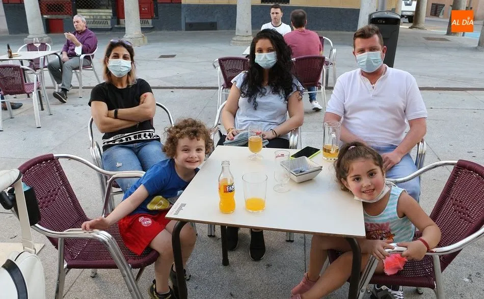 Los hosteleros empezaron su actividad con las terrazas, pero en la fase 2, a partir del lunes, podrán usar parte del interior de los locales