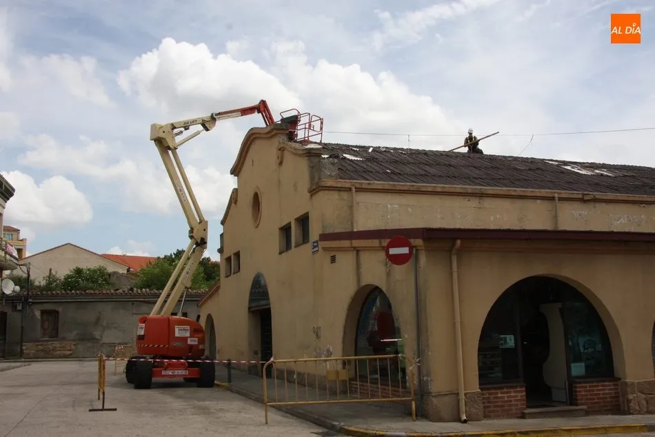 Foto 7 - Arrancan las obras para sustituir la cubierta del mercado de abastos de Vitigudino  