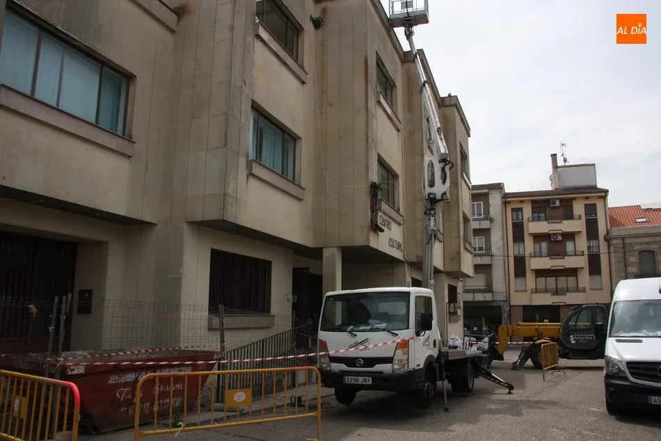 Foto 3 - Arrancan las obras para sustituir la cubierta del mercado de abastos de Vitigudino  