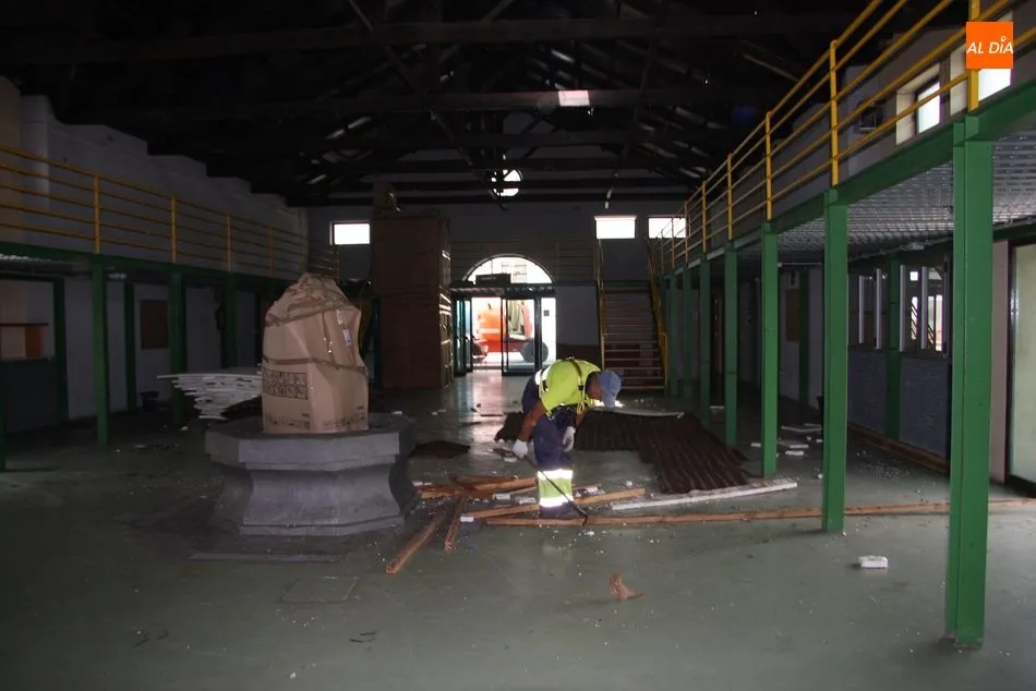 Foto 6 - Arrancan las obras para sustituir la cubierta del mercado de abastos de Vitigudino  