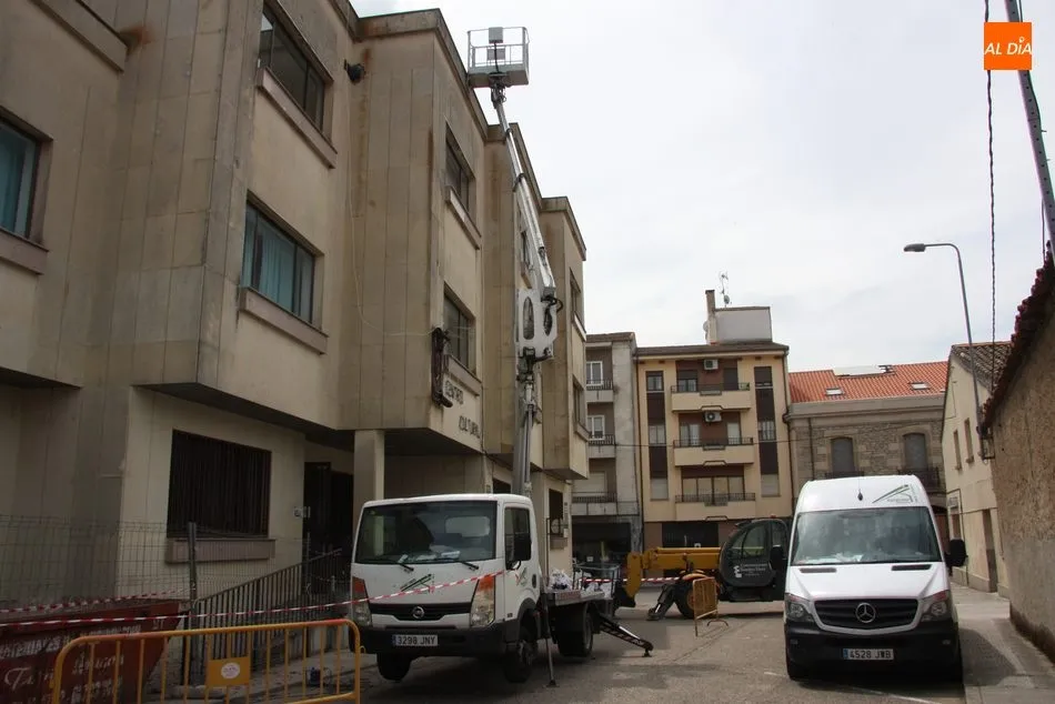 Foto 2 - Arrancan las obras para sustituir la cubierta del mercado de abastos de Vitigudino  