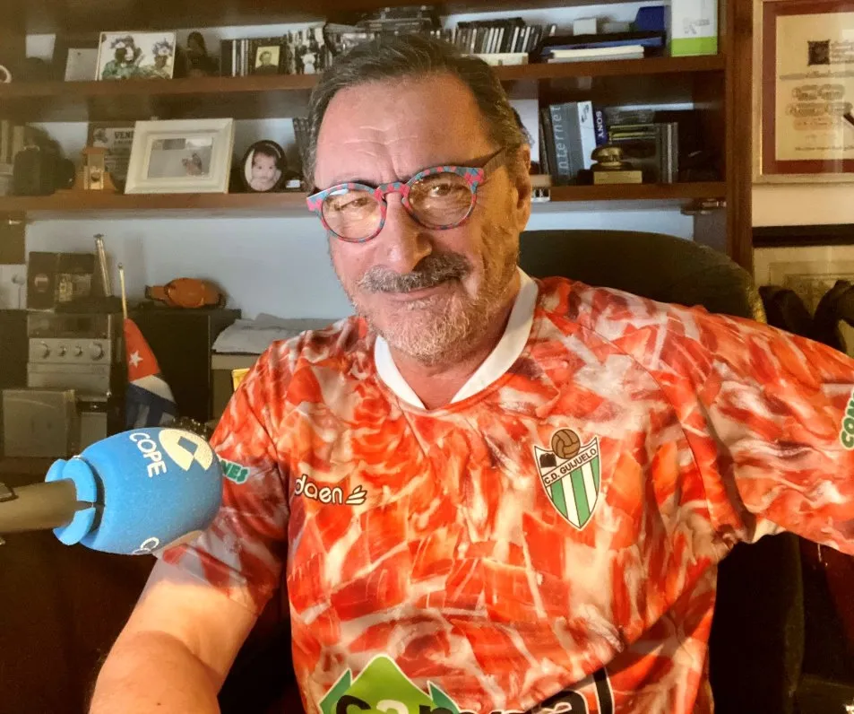 Foto 2 - Carlos Herrera promociona Guijuelo luciendo la &lsquo;jamoneta&rsquo; en su programa radiof&oacute;nico