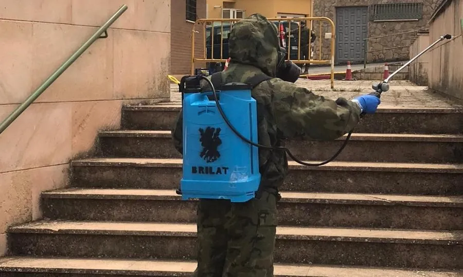 Soldado del Ejército de Tierra  que ha participado en la desinfección de centros de salud en la provincia de Salamanca