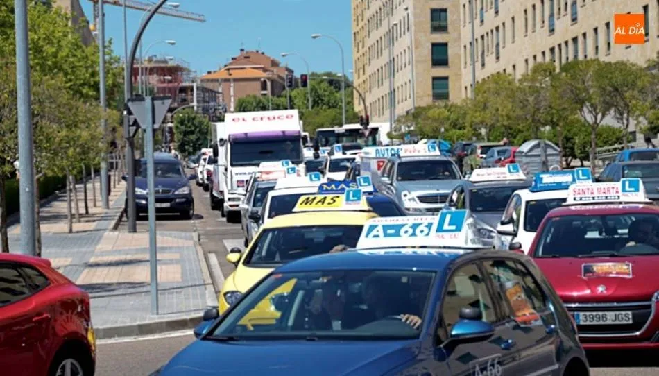 Coches de autoescuela en Salamanca - Archivo