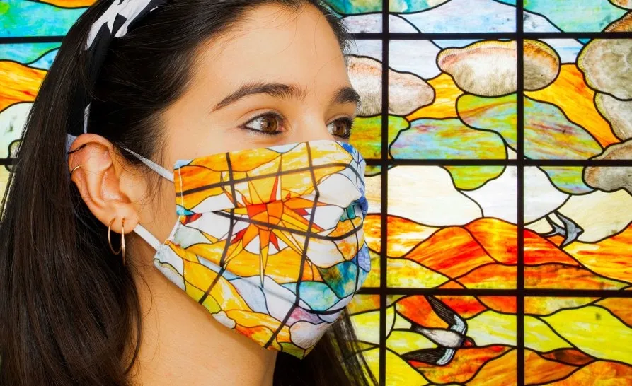 Las mascarillas reproducen en su tela la característica vidriera del centro expositivo