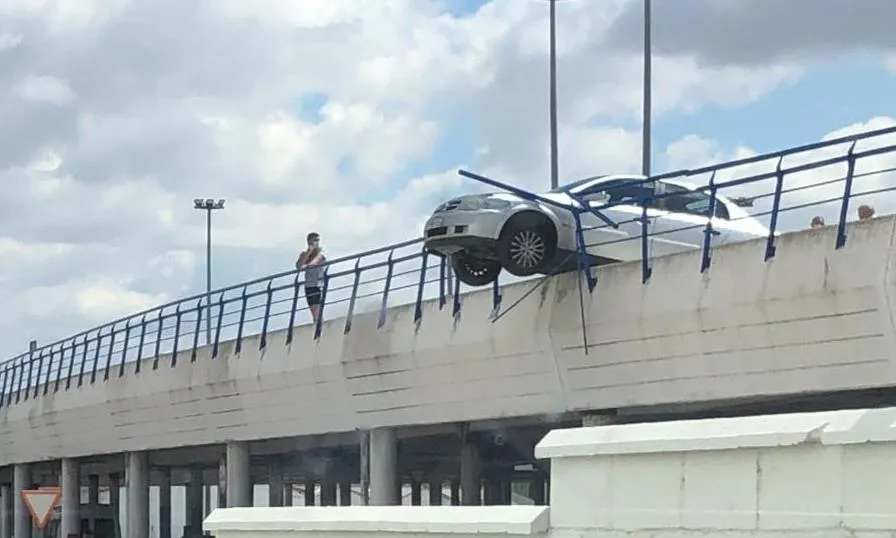 Foto 2 - Espectacular accidente en el aparcamiento del hipermercado E. Leclerc