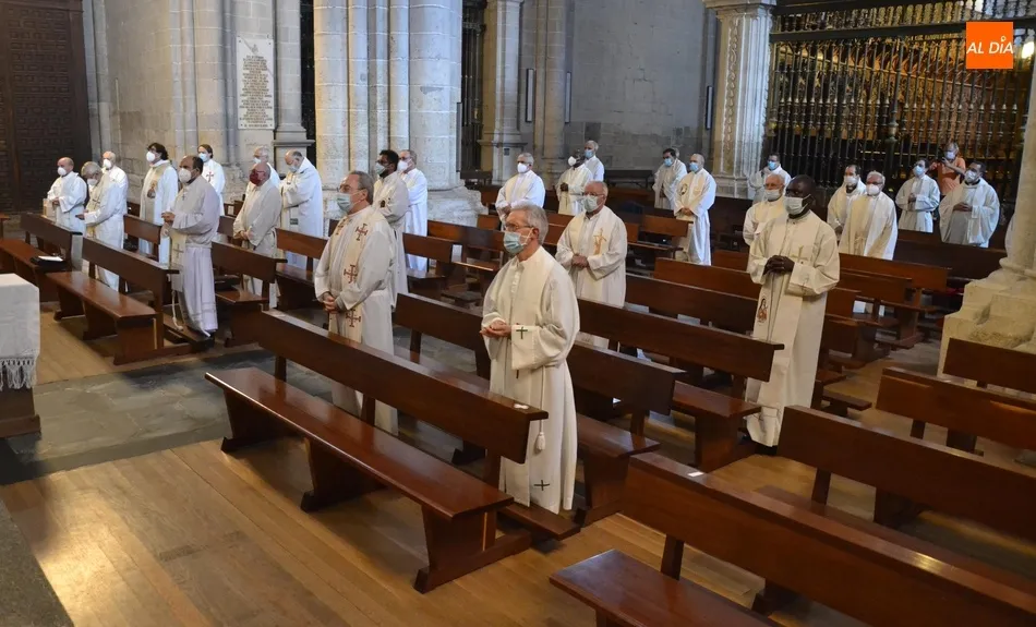 La Diócesis recupera la Misa Crismal y aprovecha para celebrar las Bodas de Oro de dos sacerdotes  