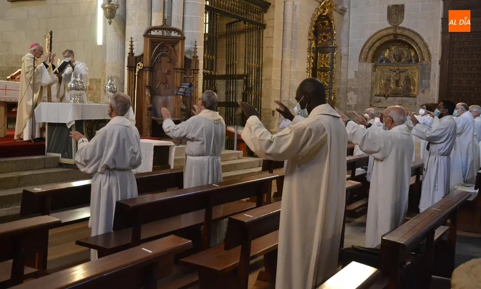 Foto 11 - La Di&oacute;cesis recupera la Misa Crismal y aprovecha para celebrar las Bodas de Oro de dos sacerdotes  