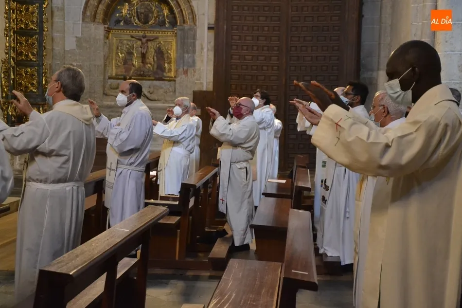 Foto 10 - La Di&oacute;cesis recupera la Misa Crismal y aprovecha para celebrar las Bodas de Oro de dos sacerdotes  