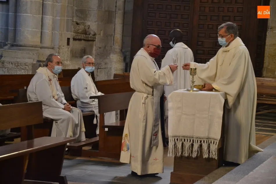 Foto 6 - La Di&oacute;cesis recupera la Misa Crismal y aprovecha para celebrar las Bodas de Oro de dos sacerdotes  