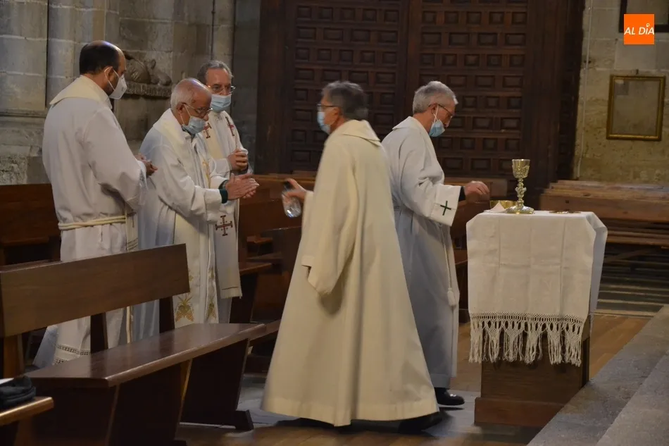 Foto 8 - La Di&oacute;cesis recupera la Misa Crismal y aprovecha para celebrar las Bodas de Oro de dos sacerdotes  
