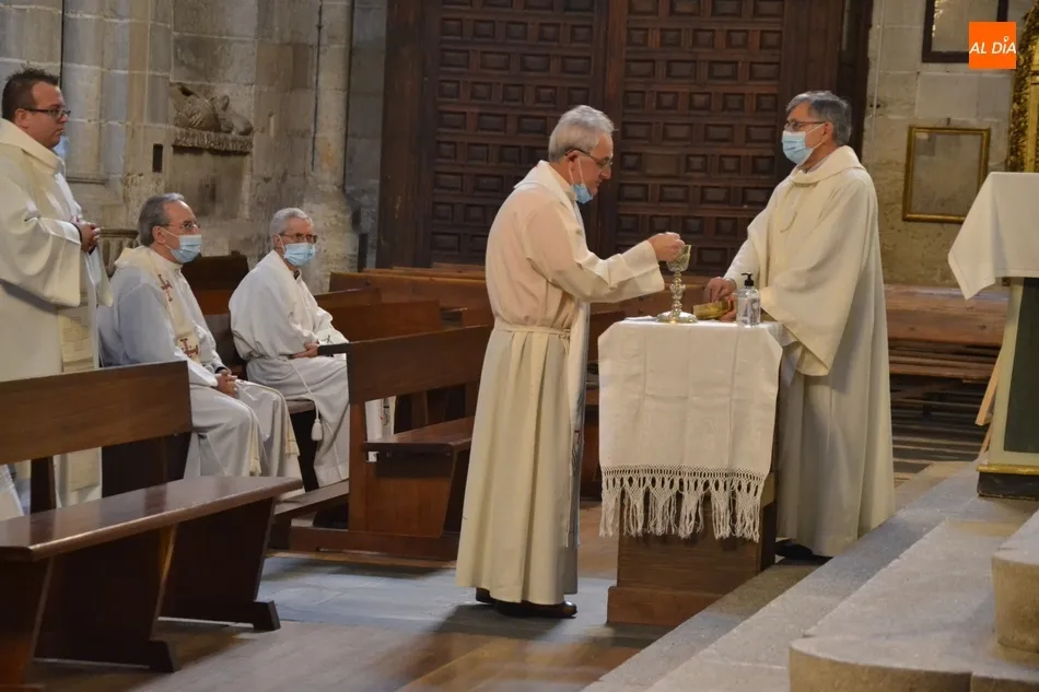 Foto 4 - La Di&oacute;cesis recupera la Misa Crismal y aprovecha para celebrar las Bodas de Oro de dos sacerdotes  