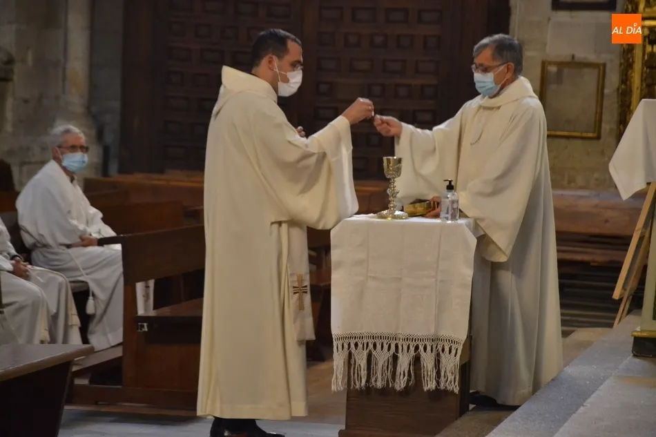 Foto 5 - La Di&oacute;cesis recupera la Misa Crismal y aprovecha para celebrar las Bodas de Oro de dos sacerdotes  