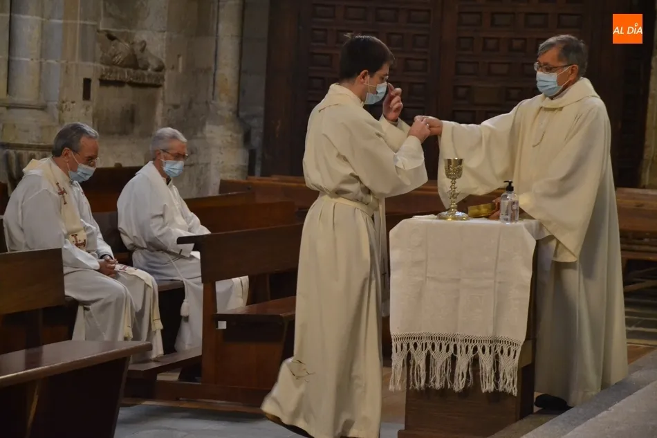 Foto 2 - La Di&oacute;cesis recupera la Misa Crismal y aprovecha para celebrar las Bodas de Oro de dos sacerdotes  