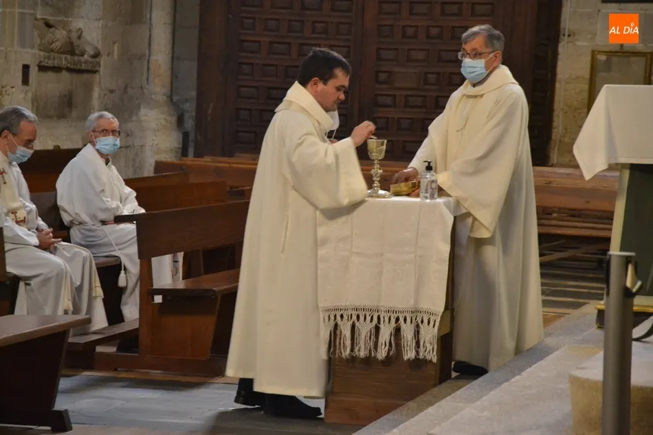 Foto 3 - La Di&oacute;cesis recupera la Misa Crismal y aprovecha para celebrar las Bodas de Oro de dos sacerdotes  
