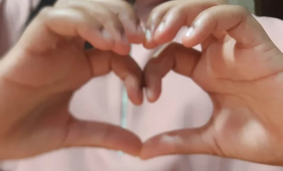 Cáritas anima a que le envíen fotos y vídeos de manos formando corazones  