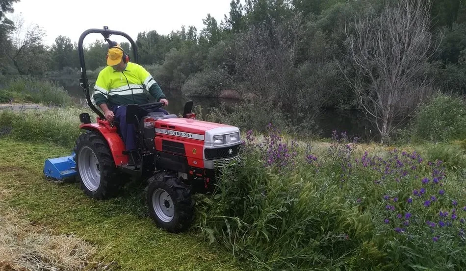 Un operario municipal trabaja en la limpieza de solares