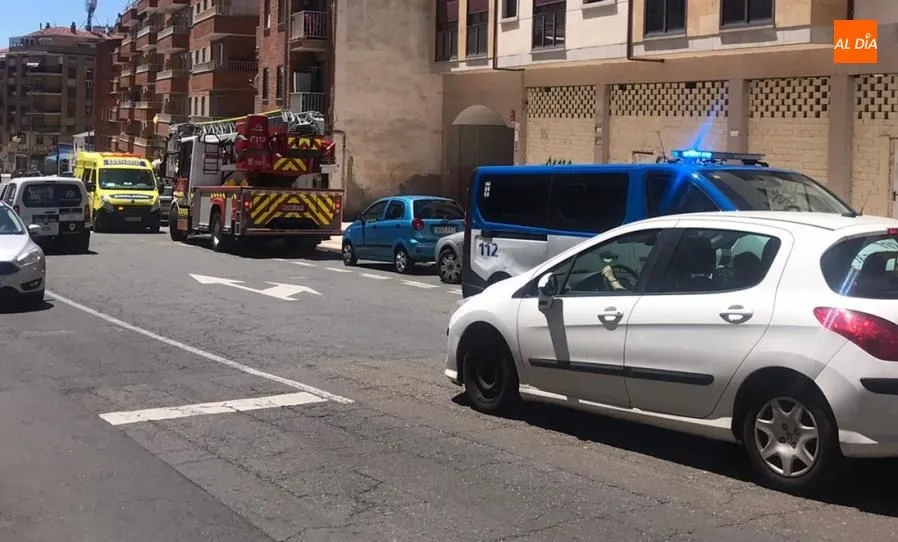 Foto 2 - Los Bomberos rescatan a una se&ntilde;ora accidentada en su piso de la carretera de Ledesma