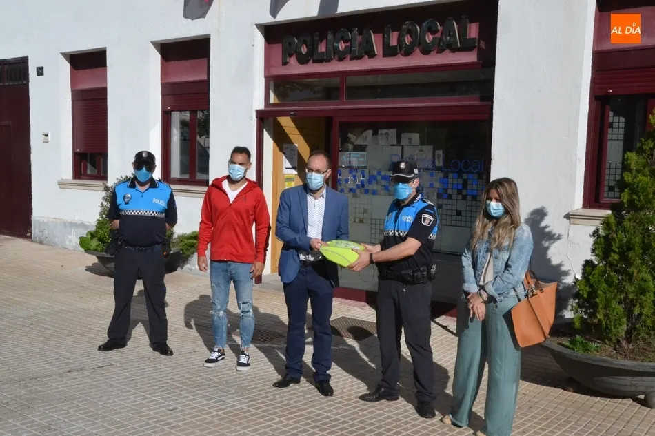 Foto 2 - El Ayuntamiento dota con un desfibrilador semiautom&aacute;tico a la Polic&iacute;a Local  