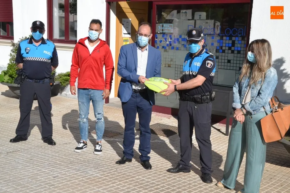 El Ayuntamiento dota con un desfibrilador semiautomático a la Policía Local  