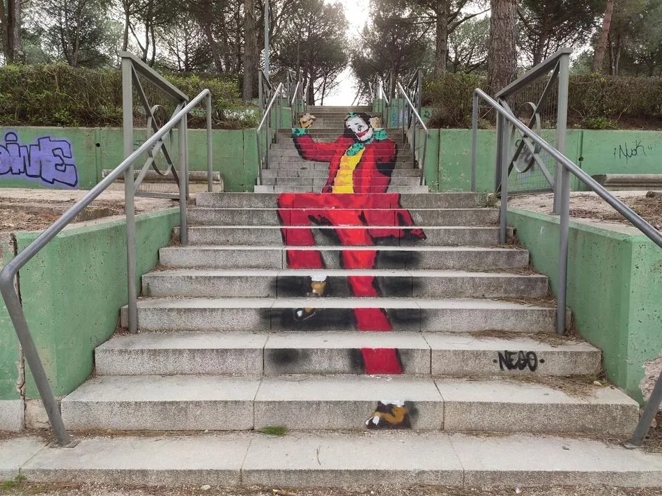 Imagen de Joker en las escaleras del parque Würzburg en Salamanca. - EUROPA PRESS