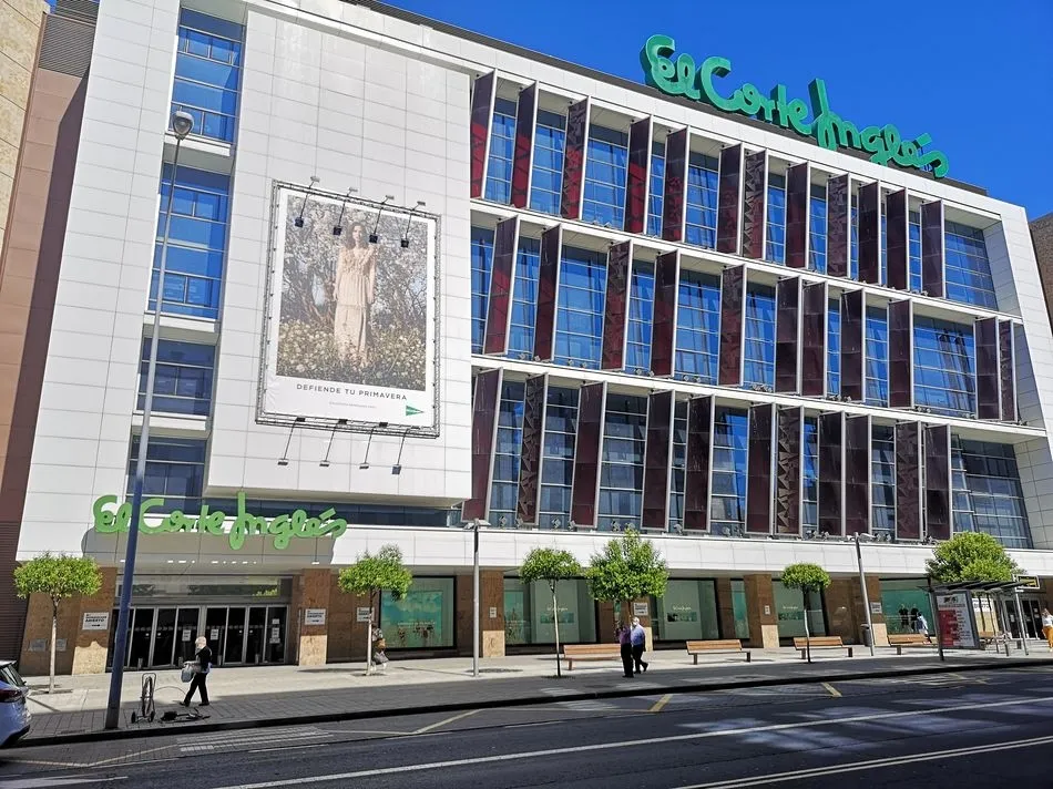 El Corte Inglés abre este lunes en Salamanca con toda su oferta comercial y las máximas medidas...