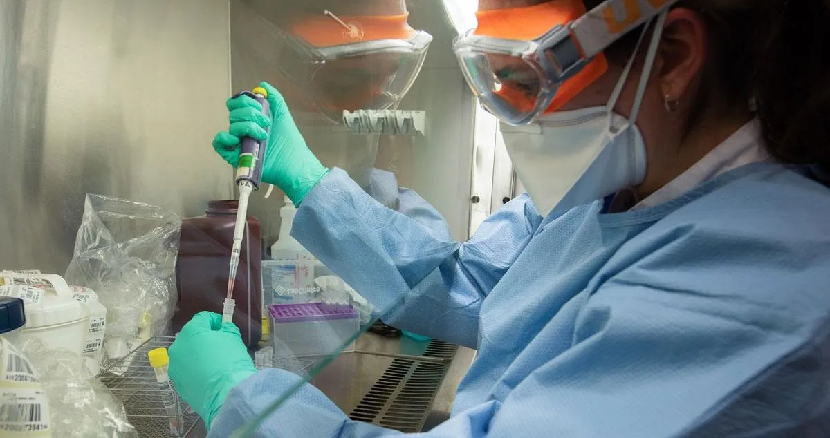 Una técnico realiza una prueba de detección de coronavirus - Europa Press