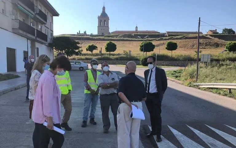 Técnicos de la Diputación visitan la carretera de Ivanrey para preparar el proyecto de arreglo  