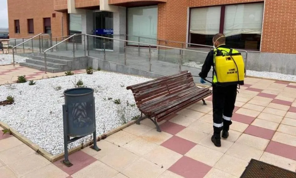 Desinfección de mobiliario urbano durante la cuarentena - Archivo