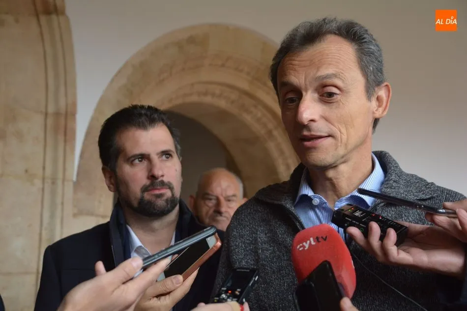 El ministro de Ciencia, Pedro Duque (derecha), en una visita a Salamanca - Archivo