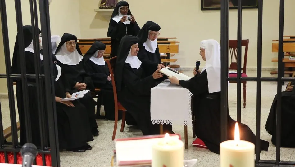 María Zhang, aún con el velo blanco de novicia,  tomaba los votos de la manos de la priora Berta Teresa / CORRAL