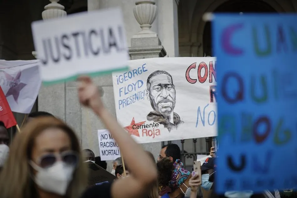 Manifestantes en Madrid frente a la Embajada de Estados Unidos