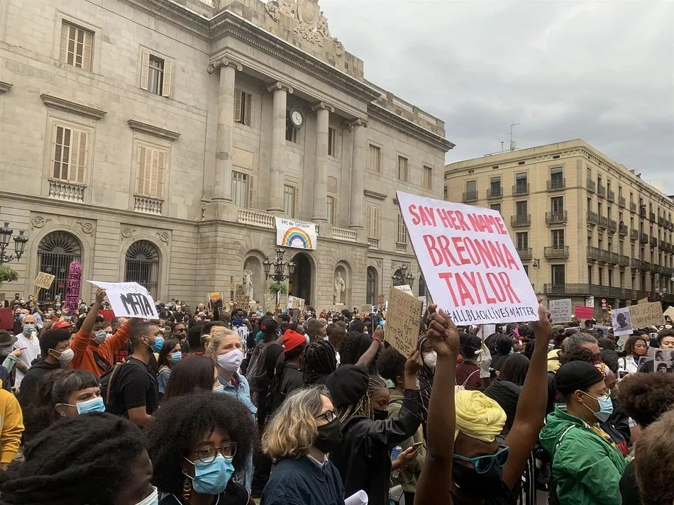 Foto 2 - Miles de personas se manifiestan en Espa&ntilde;a por la muerte de George Floyd