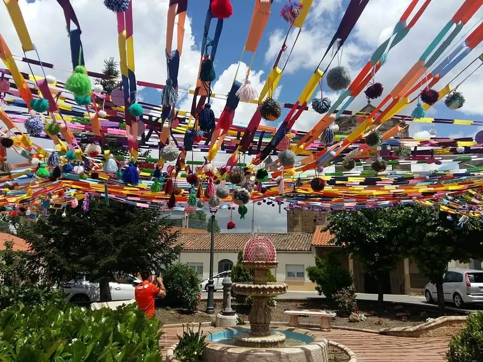 Foto 5 - Topas engalana su Plaza Mayor con motivo de las fiestas patronales que han sido canceladas&nbsp;