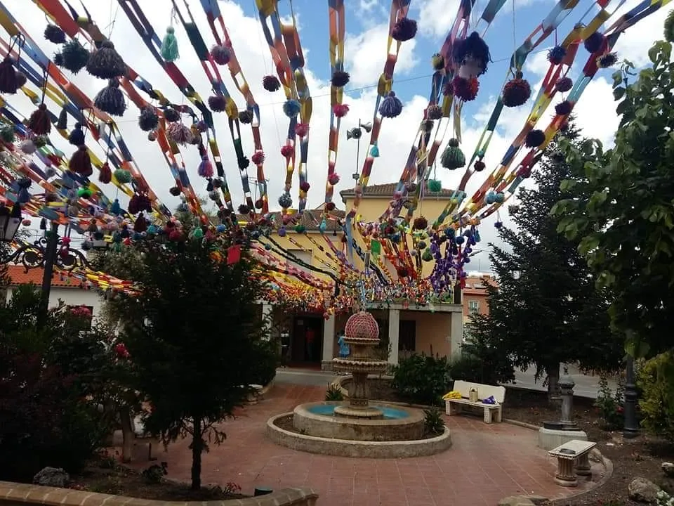 Foto 4 - Topas engalana su Plaza Mayor con motivo de las fiestas patronales que han sido canceladas&nbsp;