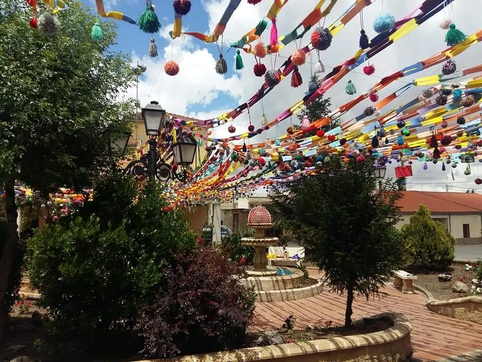 Foto 3 - Topas engalana su Plaza Mayor con motivo de las fiestas patronales que han sido canceladas&nbsp;